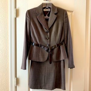 Women's Tahari Arthur Levine Suit 2 Piece Blazer Skirt Size 4 With Belt Brown.